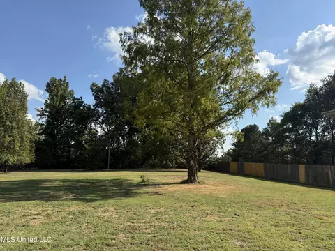 Exterior - 1999 Edgewood Blvd, Hernando, MS 38632 photo 7 of 12
