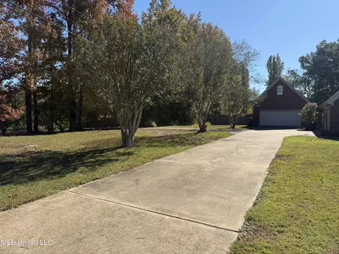 Exterior - 1999 Edgewood Blvd, Hernando, MS 38632 photo 3 of 12