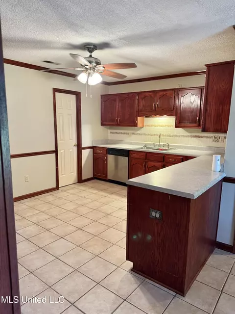 Kitchen - 1999 Edgewood Blvd, Hernando, MS 38632 photo 3 of 5