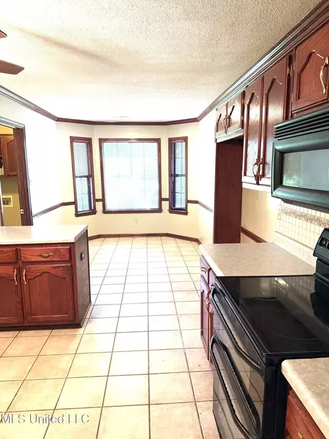 Kitchen - 1999 Edgewood Blvd, Hernando, MS 38632 photo 2 of 5