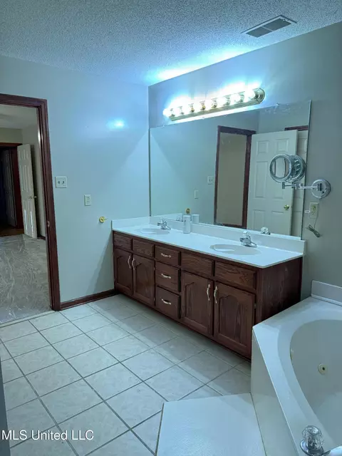 Bath - 1999 Edgewood Blvd, Hernando, MS 38632 photo 1 of 4