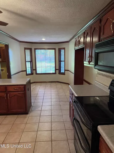 Kitchen - 1999 Edgewood Blvd, Hernando, MS 38632 photo 4 of 5