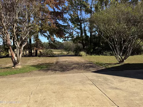 Exterior - 1999 Edgewood Blvd, Hernando, MS 38632 photo 4 of 12