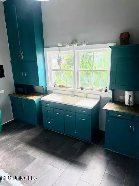 Kitchen - 205 Linton Ave, Natchez, MS 39120 photo 1 of 2