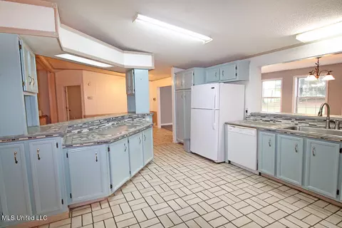 Kitchen - 202 Howell Rd, Lucedale, MS 39452 photo 4 of 5
