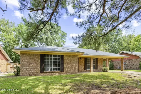 5018 Oak Creek Dr, Jackson, MS 39212