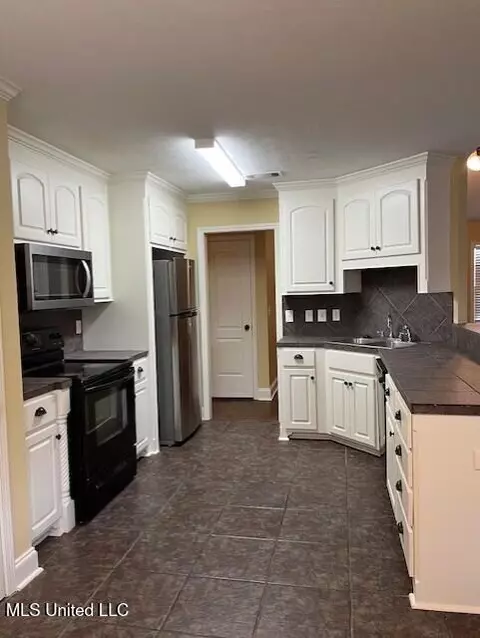 Kitchen - 810 Windlass Cv, Brandon, MS 39047 photo 1 of 3