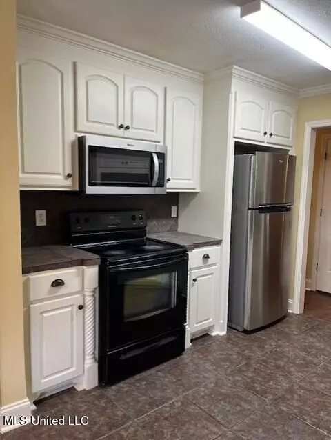 Kitchen - 810 Windlass Cv, Brandon, MS 39047 photo 3 of 3