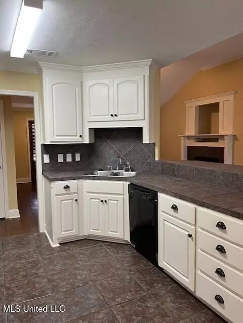 Kitchen - 810 Windlass Cv, Brandon, MS 39047 photo 2 of 3