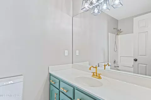 Bath - 3053 W Conger Ct, Hernando, MS 38632 photo 2 of 2