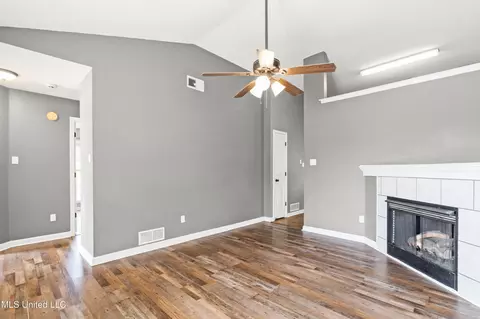 Living - 3053 W Conger Ct, Hernando, MS 38632 photo 2 of 3