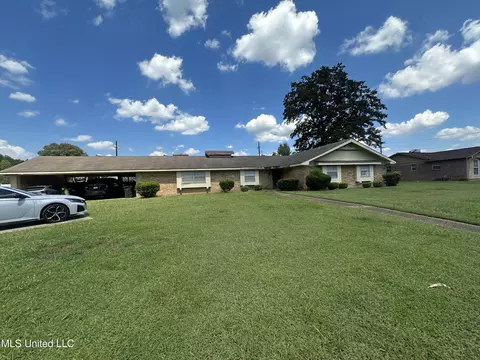 128 Country Club Dr, Greenwood, MS 38930