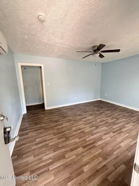 Living - 545 Merigold Dr, Jackson, MS 39204 photo 2 of 3