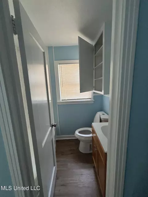 Bath - 545 Merigold Dr, Jackson, MS 39204 photo 2 of 2