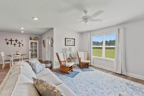 Living - 137 Mill Ct, Lucedale, MS 39452 photo 2 of 4