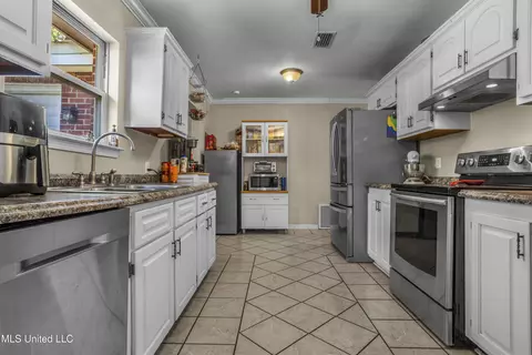 Kitchen - 6913 Barnes Rd, Moss Point, MS 39563 photo 1 of 3