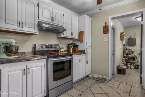 Kitchen - 6913 Barnes Rd, Moss Point, MS 39563 photo 3 of 3