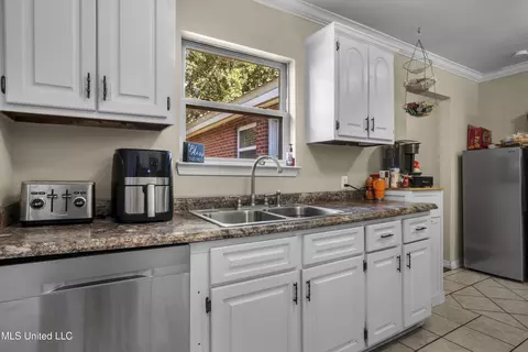 Kitchen - 6913 Barnes Rd, Moss Point, MS 39563 photo 2 of 3