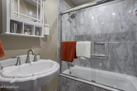 Bath - 6913 Barnes Rd, Moss Point, MS 39563 photo 3 of 3