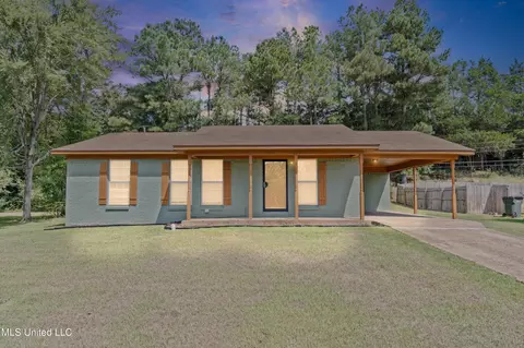 530 Sanders Ave, Holly Springs, MS 38635