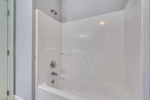 Bath - 415 Hemlock Dr, Flowood, MS 39232 photo 2 of 6