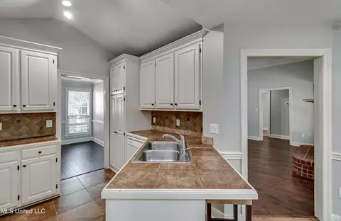 Kitchen - 415 Hemlock Dr, Flowood, MS 39232 photo 3 of 4