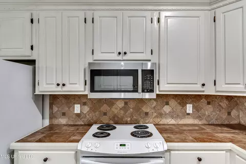 Kitchen - 415 Hemlock Dr, Flowood, MS 39232 photo 2 of 4