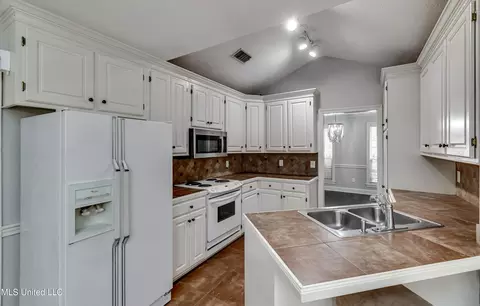 Kitchen - 415 Hemlock Dr, Flowood, MS 39232 photo 4 of 4