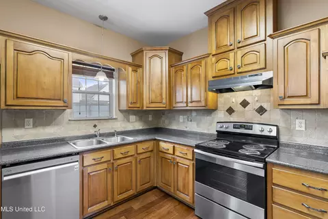 Kitchen - 1958 W Lamar Pl, Hernando, MS 38632 photo 2 of 3