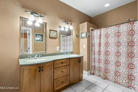 Bath - 1958 W Lamar Pl, Hernando, MS 38632 photo 1 of 1