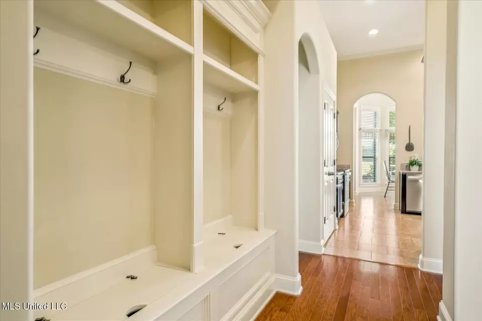Entry Way - 14276 Cantwell Dr, Olive Branch, MS 38654 photo 2 of 2