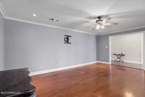 Living - 5207 North Dr, Moss Point, MS 39563 photo 4 of 7