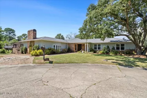 5207 North Dr, Moss Point, MS 39563