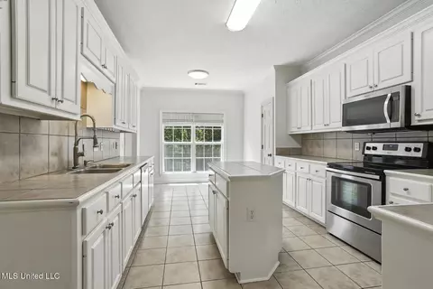 Kitchen - 631 Overlook Pt, Brandon, MS 39047 photo 1 of 2