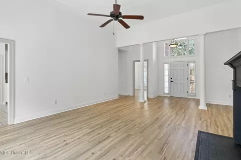 Living - 631 Overlook Pt, Brandon, MS 39047 photo 4 of 5
