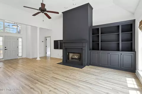 Living - 631 Overlook Pt, Brandon, MS 39047 photo 2 of 5