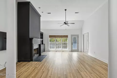 Living - 631 Overlook Pt, Brandon, MS 39047 photo 3 of 5