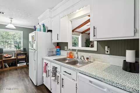 Kitchen - 461 Robert Michael Dr, Pearl, MS 39208 photo 1 of 3