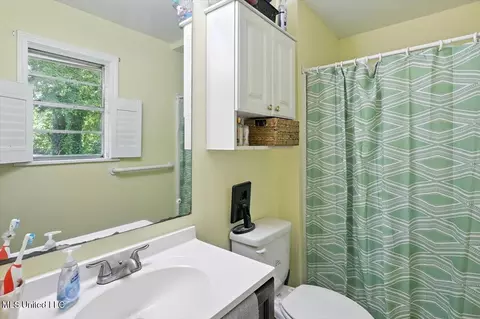 Bath - 461 Robert Michael Dr, Pearl, MS 39208 photo 1 of 2