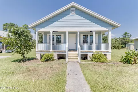 713 Union St, Bay Saint Louis, MS 39520