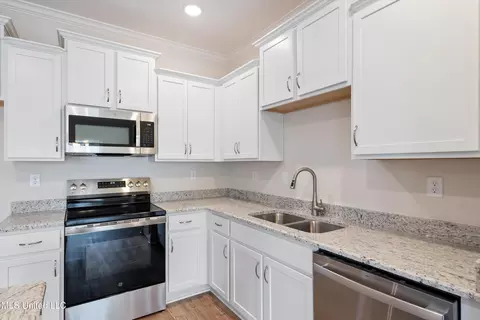 Kitchen - 956 Collie Dr, Hernando, MS 38632 photo 2 of 2