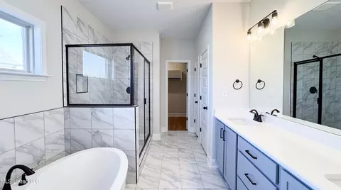 Bath - 723 Lucas Ln, Hernando, MS 38632 photo 2 of 4