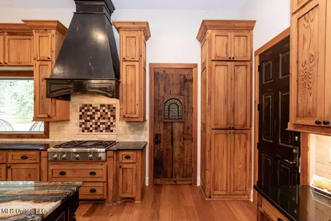Kitchen - 4254 Berlin Dr, Jackson, MS 39211 photo 7 of 10