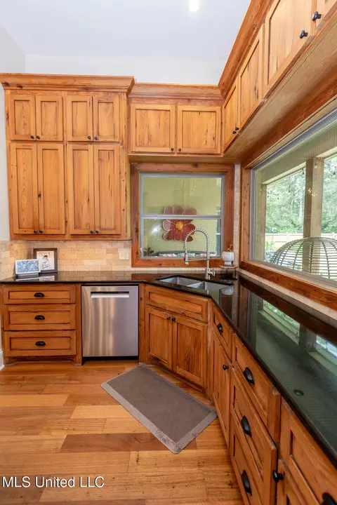 Kitchen - 4254 Berlin Dr, Jackson, MS 39211 photo 5 of 10