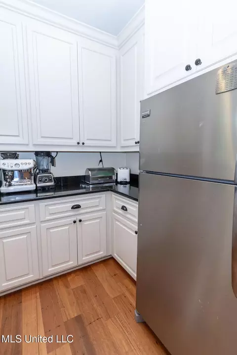 Kitchen - 4254 Berlin Dr, Jackson, MS 39211 photo 9 of 10