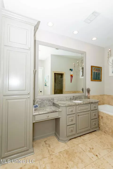 Bath - 4254 Berlin Dr, Jackson, MS 39211 photo 2 of 10