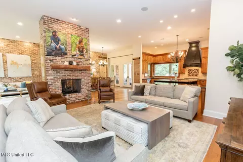 Living - 4254 Berlin Dr, Jackson, MS 39211 photo 2 of 10