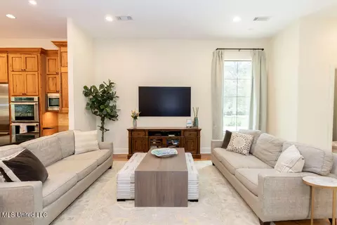Living - 4254 Berlin Dr, Jackson, MS 39211 photo 3 of 10
