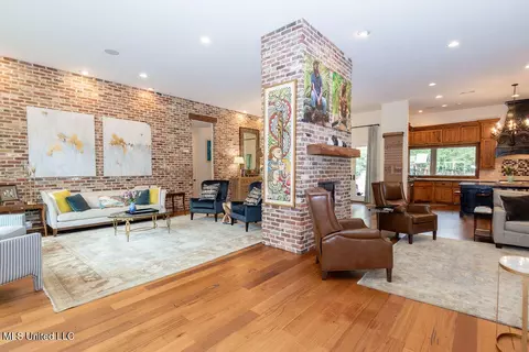Living - 4254 Berlin Dr, Jackson, MS 39211 photo 6 of 10