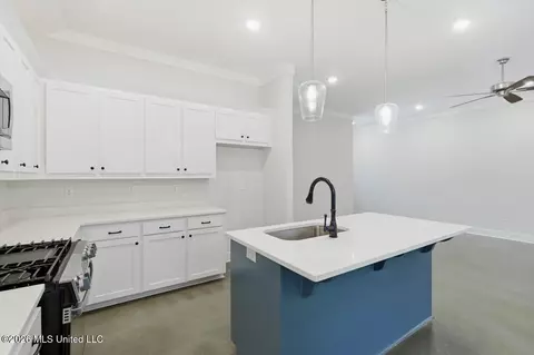 Kitchen - 192 Lake Harbor Rd, Brandon, MS 39047 photo 3 of 4